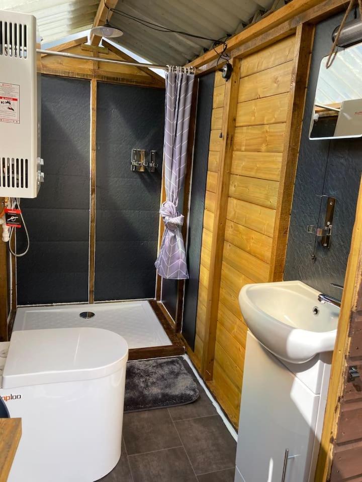 Roaches Retreat Family Glampsite, Rocky Reach Bell Tent With Outdoor Adventures And Campfire Nights Upper Hulme Extérieur photo
