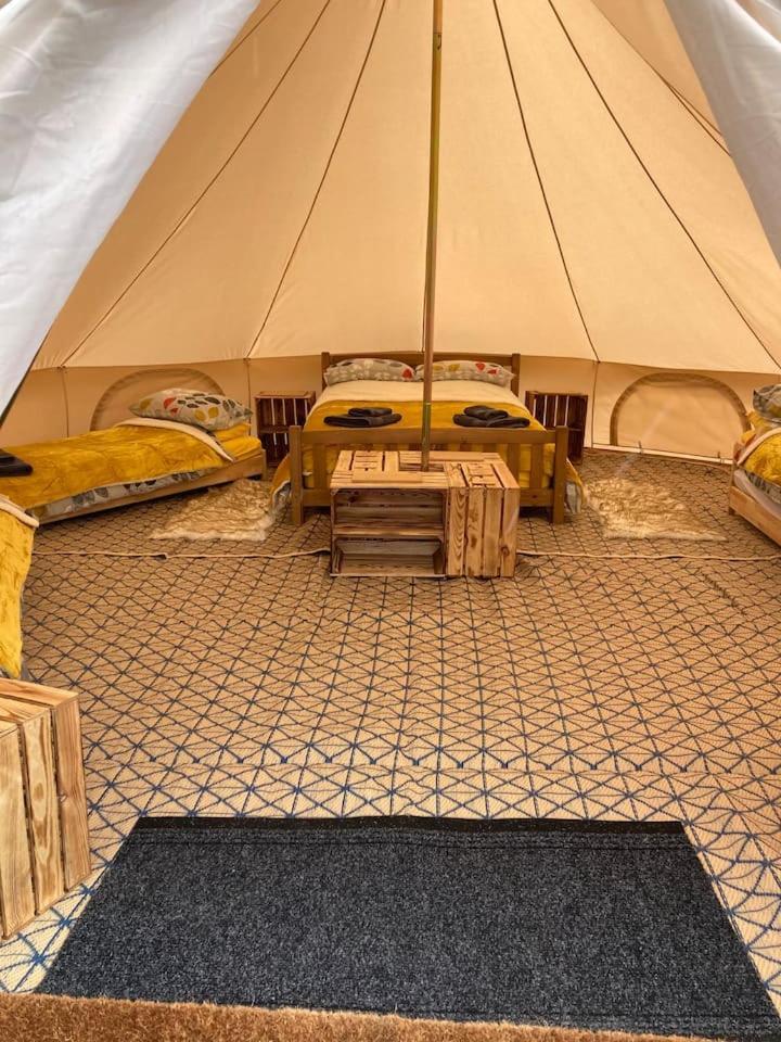 Roaches Retreat Family Glampsite, Rocky Reach Bell Tent With Outdoor Adventures And Campfire Nights Upper Hulme Extérieur photo